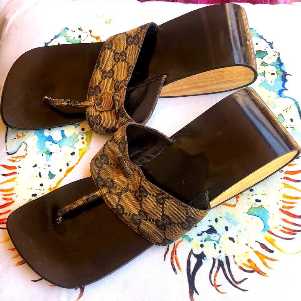 GUCCI Vintage Brown GG Flip Flop Sandals RARE 8